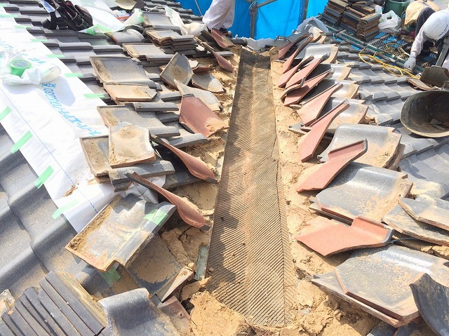 岐阜市で棟瓦の積み直し工事と同時に谷板金の交換工事、雨漏り原因に発展しやすい部分です